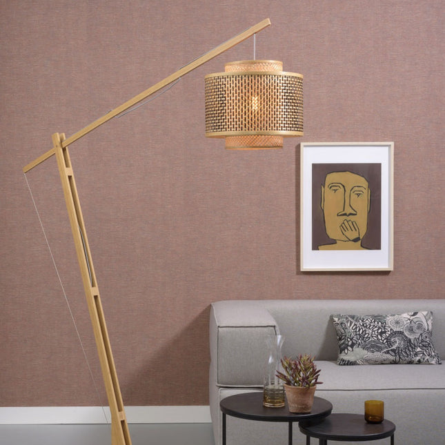Lampadaire arc Bhutan en bambou naturel avec double abat-jour tressé noir et naturel dans un salon