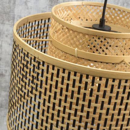 Détail du double abat-jour en bambou tressé noir et naturel superposé du lampadaire Bhutan