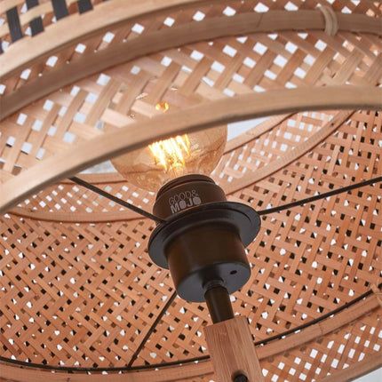 Gros plan sur la douille E27 et le tressage bambou naturel et noir de l'abat-jour du lampadaire Bhutan
