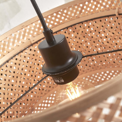 Gros plan sur la douille noire E27 et l'ampoule à l'intérieur de l'abat-jour en bambou tressé