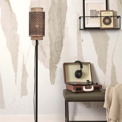 Lampadaire Bhutan en bambou tressé noir et naturel, allumé près d'une platine vinyle dans un salon au style japandi