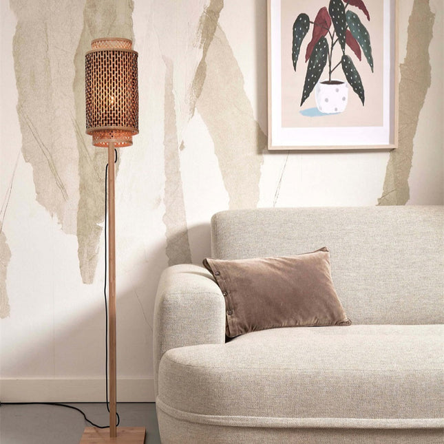 Lampadaire Bhutan en bambou 145 cm posé au sol près d'un canapé beige, lumière douce