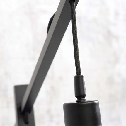 Vue rapprochée de la douille en métal noir et du câble textile noir raccordé à la potence du lampadaire