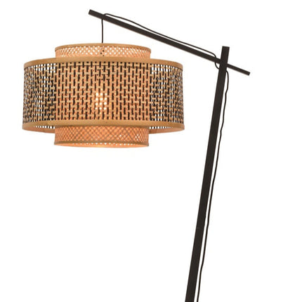 Lampadaire Bhutan avec abat-jour en bambou tressé noir et naturel et structure en métal noir sur fond blanc