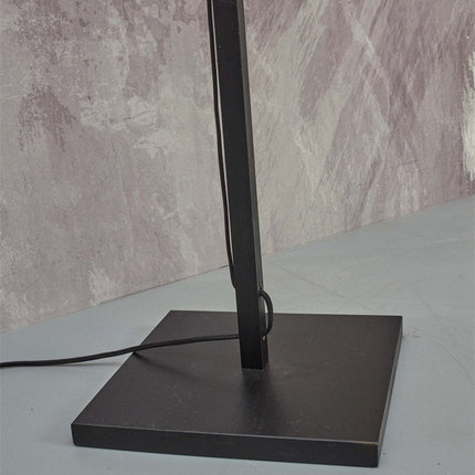 Base carrée et plate en métal noir du lampadaire Bhutan, avec câble textile noir