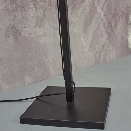 Base carrée en métal noir et pied rectangulaire du lampadaire Bhutan