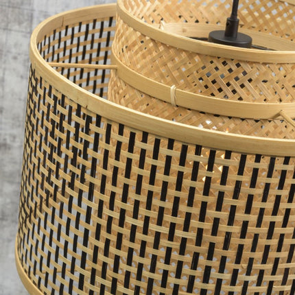 Détail de la partie basse noire de la structure du lampadaire Bhutan, jonction avec le bras en bois