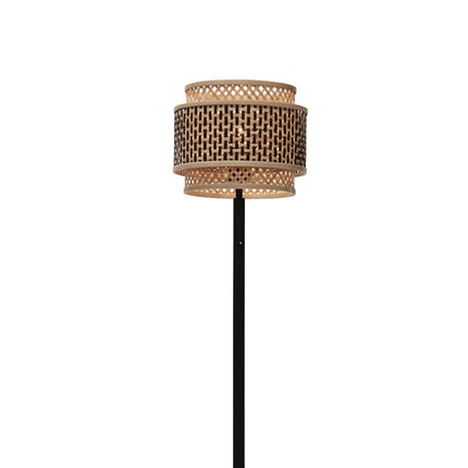 Lampadaire Bhutan complet en bambou tressé noir et naturel sur fond blanc, ampoule allumée