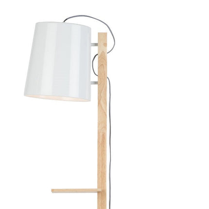 Détail de l'abat-jour cylindrique en métal laqué blanc du lampadaire Cambridge, fixé sur la structure en bois