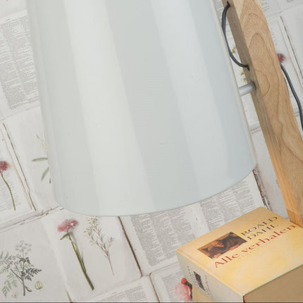 Abat-jour laqué blanc incliné du lampadaire Cambridge, éclairage chaleureux au-dessus des étagères en bois