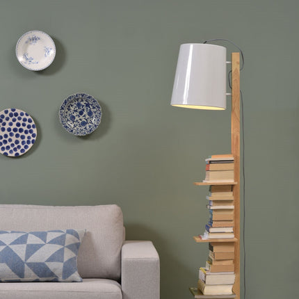 Détail de l'abat-jour blanc et du montant bois du lampadaire Cambridge dans un intérieur vert sauge