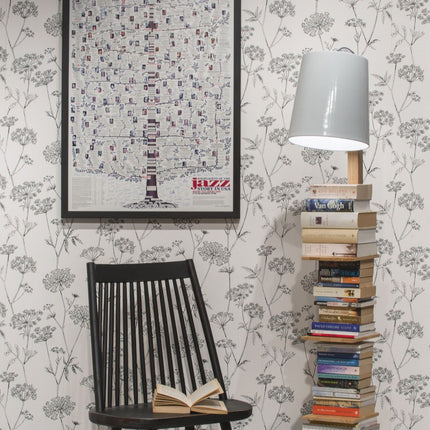 Lampadaire Cambridge bois et blanc près d'une chaise noire, ambiance lecture cosy et livre ouvert