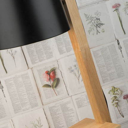 Lampadaire Cambridge en ambiance décorative avec fleurs séchées et pages de livres