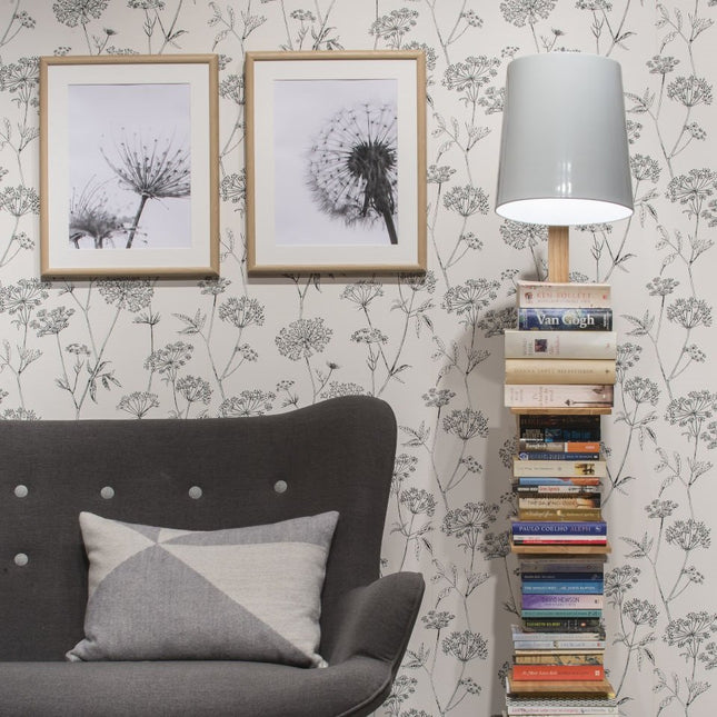 Lampadaire bibliothèque Cambridge dans un salon clair, structure bois et abat-jour blanc près d'un canapé gris