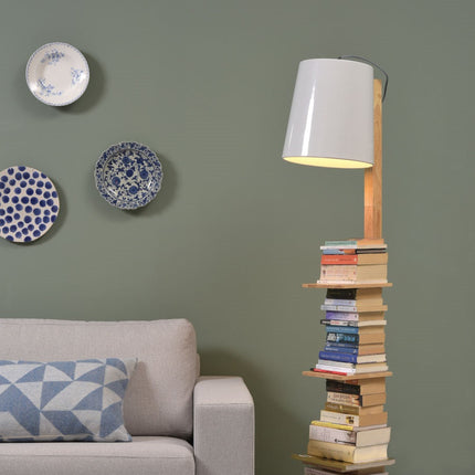 Lampadaire Cambridge bois et blanc dans un salon vert sauge, éclairage doux près des livres empilés