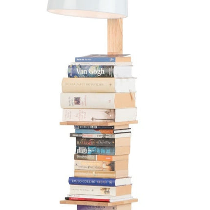 Lampadaire bibliothèque Cambridge en bois et métal blanc, abat-jour incliné sur structure à étagères à livres