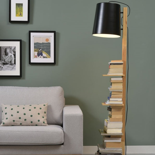 Lampadaire bibliothèque Cambridge en bois et noir dans un salon, près d'un canapé gris