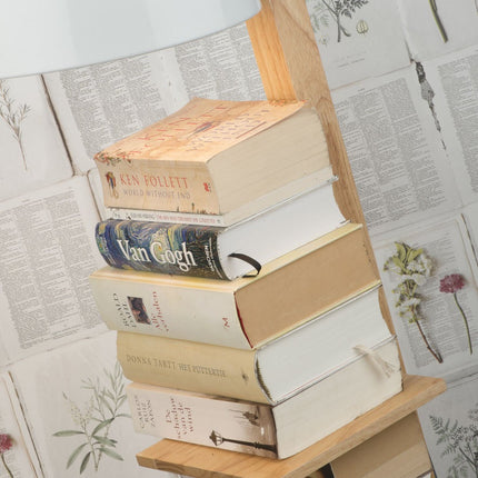 Pile de livres posée sur l'étagère en bois du lampadaire bibliothèque Cambridge, ambiance lecture