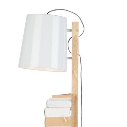 Étagères en bois massif du lampadaire Cambridge accueillant une pile de livres sous l'abat-jour blanc