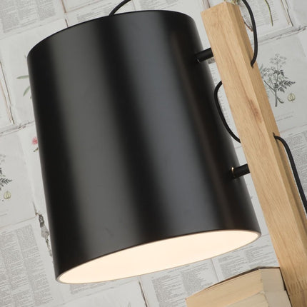 Lampadaire Cambridge avec pile de livres sur ses tablettes en bois, ambiance salon