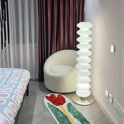 Lampadaire blanc nordique créant une ambiance cosy dans un salon