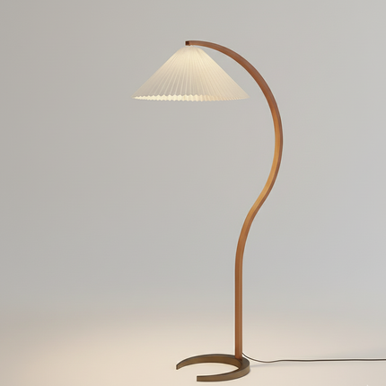 Lampadaire nordique en bois courbé avec abat-jour plissé beige et base arquée noire