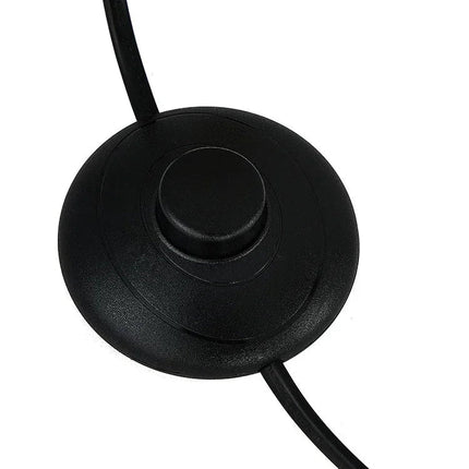 Détail de l'interrupteur à bouton posé au pied du lampadaire en bois courbé