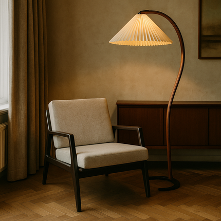 Lampadaire en bois courbé allumé près d'un fauteuil dans un salon nordique tamisé