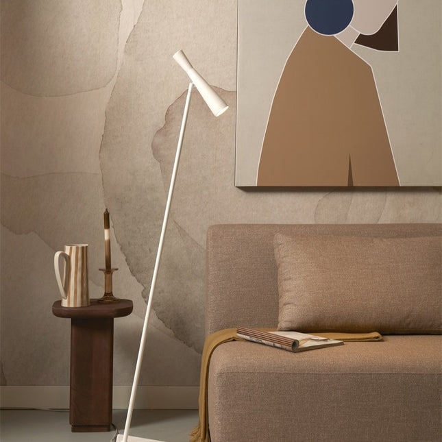 Lampadaire Bordeaux en fer blanc à spot orientable GU10 dans un salon cosy