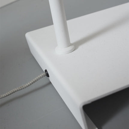 Socle rectangulaire en fer blanc du lampadaire Bordeaux avec passage du câble