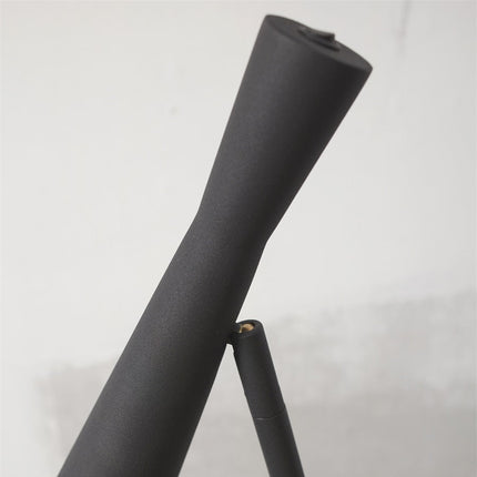 Détail de l'articulation orientable du spot sur le lampadaire Bordeaux noir
