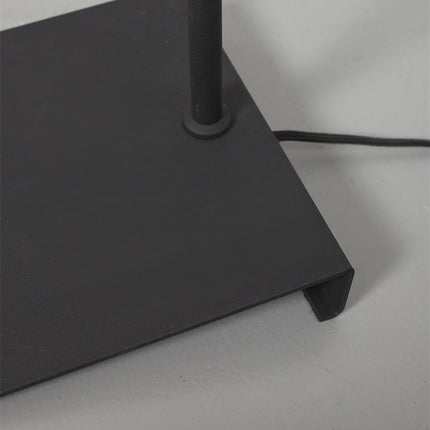 Détail de la base carrée en fer noir du lampadaire Bordeaux