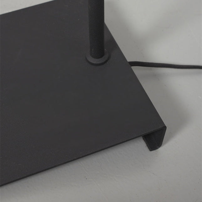 Détail de la base carrée en fer noir du lampadaire Bordeaux