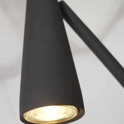 Gros plan sur le spot conique orientable GU10 du lampadaire Bordeaux noir