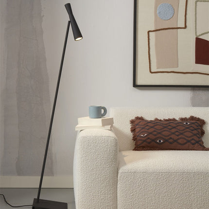 Lampadaire Bordeaux en fer noir mat près d'un canapé beige, spot GU10 orienté