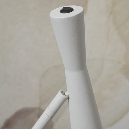 Detail de l'interrupteur et de la tete conique du lampadaire Bordeaux