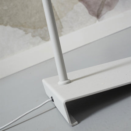 Detail du pied triangulaire en fer gris clair du lampadaire Bordeaux