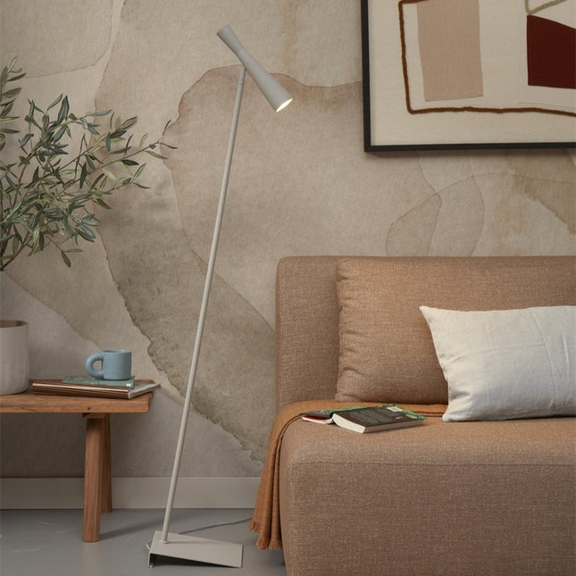 Lampadaire Bordeaux gris clair, spot GU10 allume eclairant un coin salon