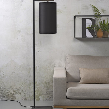 Lampadaire Boston noir, en ambiance dans un salon, abat-jour en coton diffusant une lumière douce