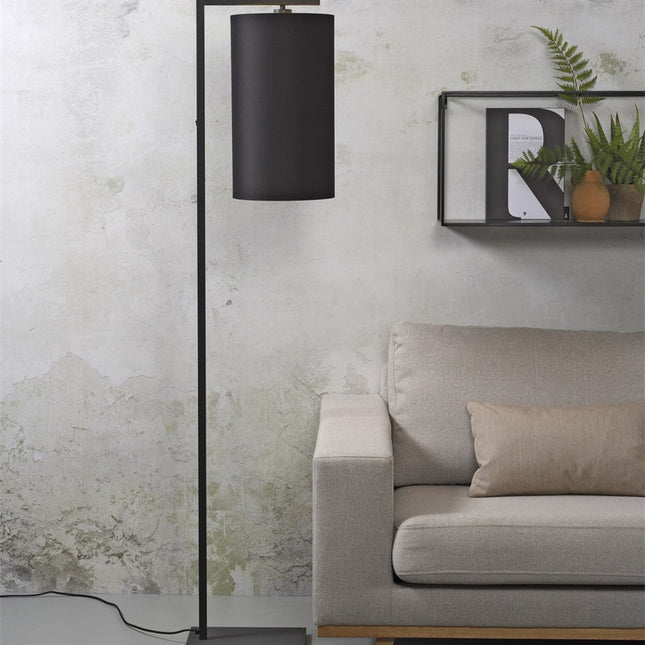 Lampadaire Boston noir, en ambiance dans un salon, abat-jour en coton diffusant une lumière douce
