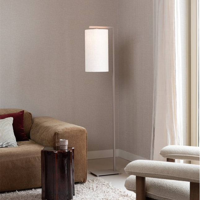 Lampadaire Boston blanc, en ambiance dans un salon, abat-jour en coton diffusant une lumière douce