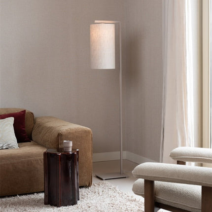 Lampadaire Boston lin clair, en ambiance dans un salon, abat-jour en coton diffusant une lumière douce