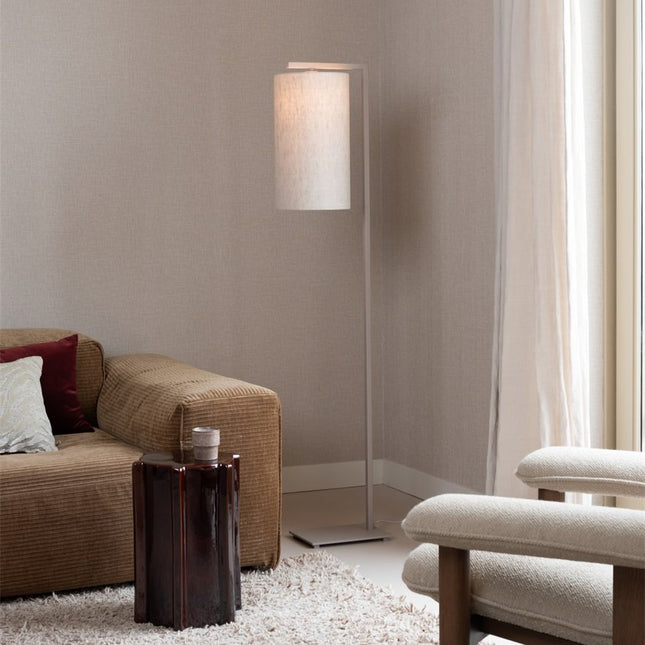 Lampadaire Boston lin clair, en ambiance dans un salon, abat-jour en coton diffusant une lumière douce