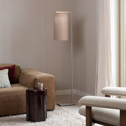 Lampadaire Boston lin foncé, en ambiance dans un salon, abat-jour en coton diffusant une lumière douce