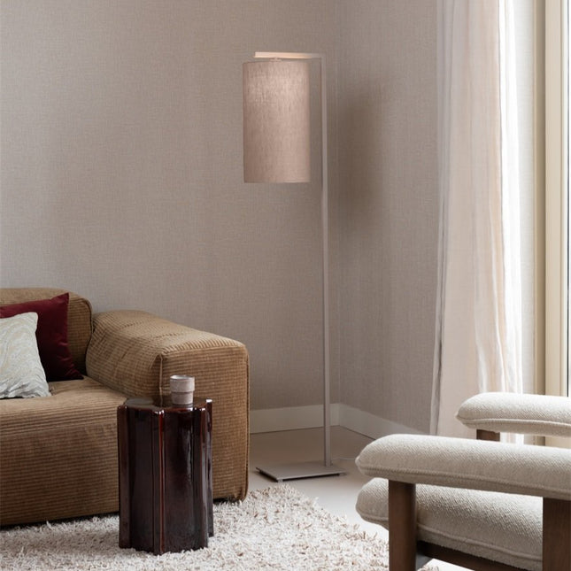 Lampadaire Boston lin foncé, en ambiance dans un salon, abat-jour en coton diffusant une lumière douce