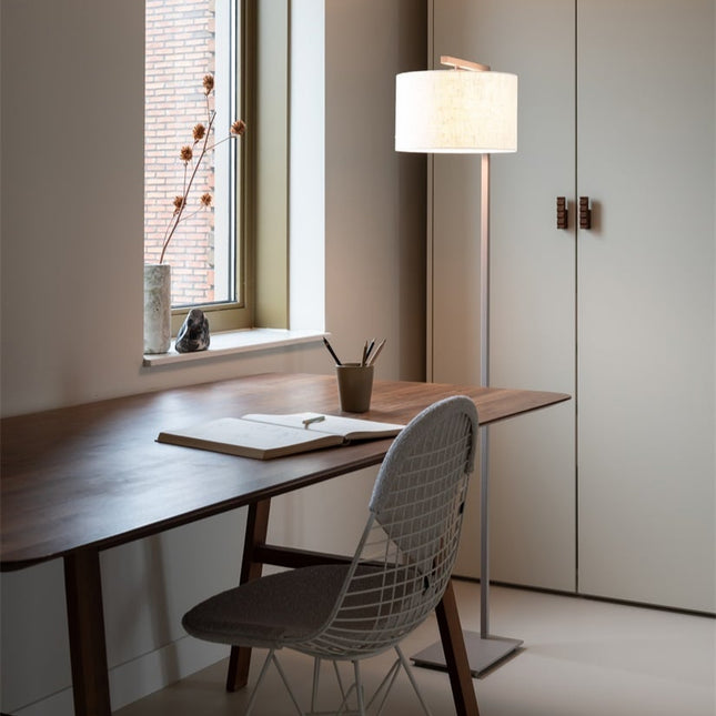 Lampadaire Boston blanc, en ambiance dans un salon, abat-jour en coton diffusant une lumière douce