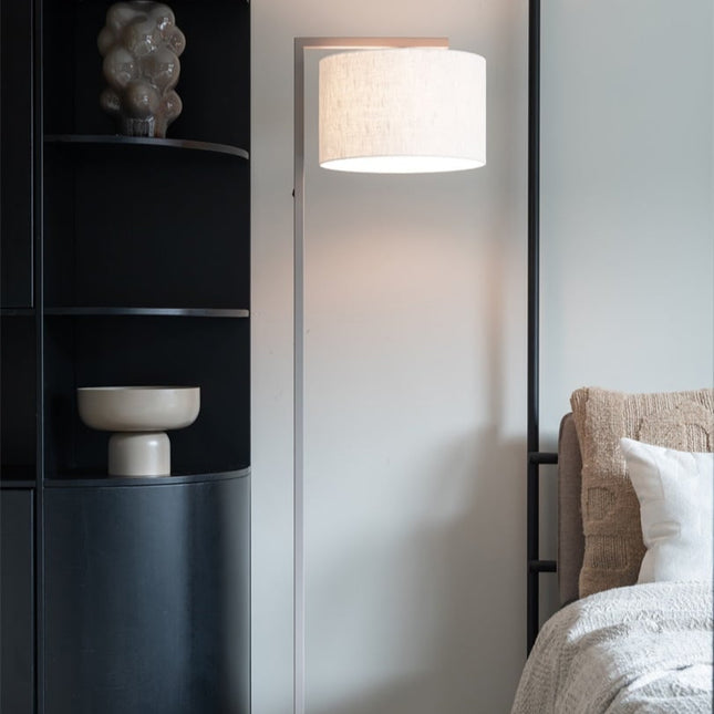 Lampadaire Boston blanc, en ambiance dans un salon, abat-jour en coton diffusant une lumière douce