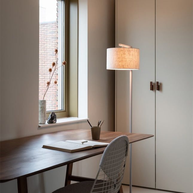 Lampadaire Boston lin clair, en ambiance dans un salon, abat-jour en coton diffusant une lumière douce