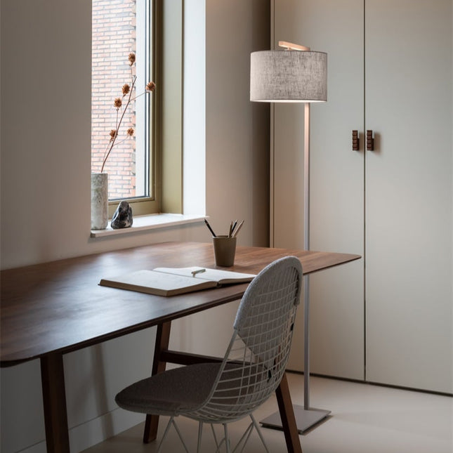 Lampadaire Boston lin foncé, en ambiance dans un salon, abat-jour en coton diffusant une lumière douce