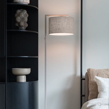 Lampadaire Boston lin foncé, en ambiance dans un salon, abat-jour en coton diffusant une lumière douce